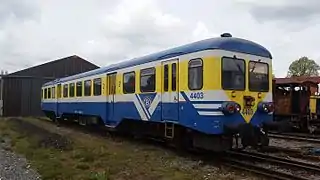 Autorail ex-SNCB devant la grande halle.