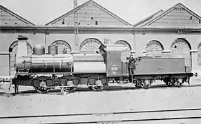 Type 25 à cheminée carrée. Suivant la pratique des type 28, les longerons extérieurs du châssis recouvrent les roues.