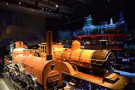 À gauche, la Pays de Waes, locomotive belge de 1845.