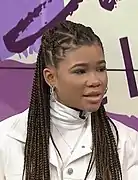 Storm Reid interprète Gia.