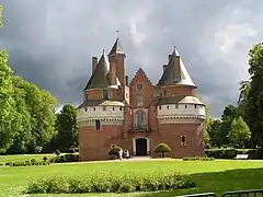 Le château sous un ciel d'orage.