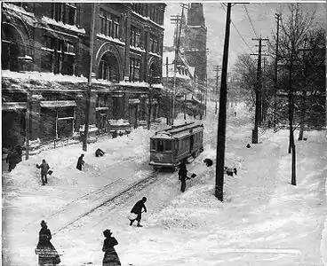 Photographie prise par le studio Notman : Journée de tempête, rue Sainte-Catherine, Montréal, QC, 1901.