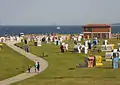 Vue typique de la plage avec sa pelouse : on aperçoit en arrière-plan le port de Wilhelmshaven.