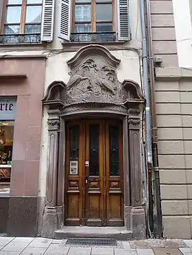 Maison aux Cigognesportail avec bas-relief