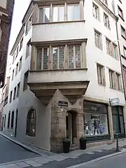 Oriel du no 2, à l'autre angle de la rue des Serruriers.