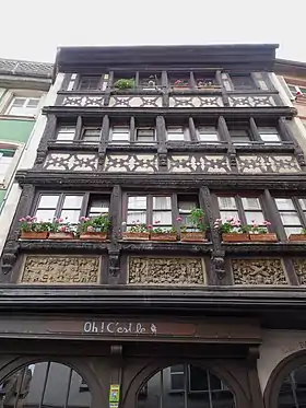 Maisonfaçade sur rue, escalier sur cour