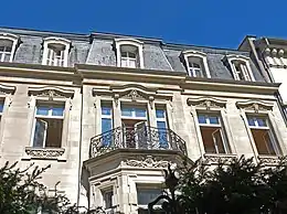 Hôtelhall d'entrée et palier du premier étage avec peintures, escalier principal avec garde-corps, trois salons en enfilade avec décor et remplois, puits avec superstructure