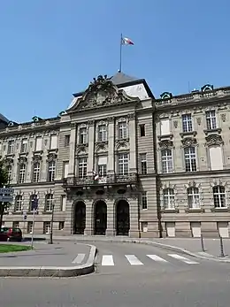 Direction régionale des Impôtsfaçades, toitures, hall d'entrée, escaliers avec cages, éléments d'origine du premier étage, couloirs voûtés, portes d'accès aux bureaux, salle des séances médiane avec décor, salons d'angle avec décor