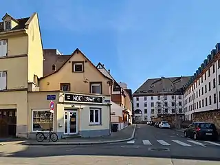 Maison à l'intersection de la rue Fritz-Kiener. À droite, le lycée.