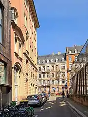 Vers le boulevard de la Victoire.