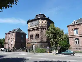 Vue de l'ancien château d'eau du dépôt, et des bâtiments le jouxtant.