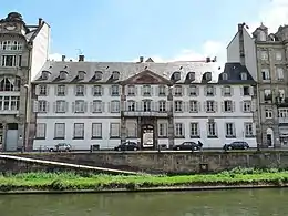 Hôtel de Neuwillerfaçades et toitures de l'aile postérieure avec balcon et garde-corps, passage d'entrée avec escalier et vantail, façades et toitures des ailes latérales avec vantaux