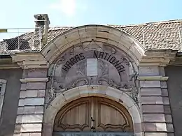 Haras national- grande écurie, entrée principale- façades et toitures sauf bâtiments en bordure de rue et petite aile, escalier à balustres