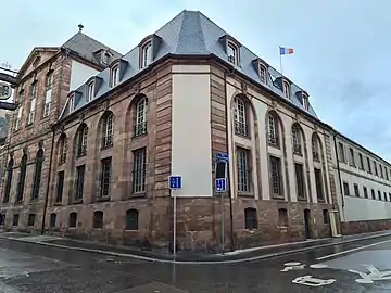 La rue de la Comédie, à droite de l'hôtel de Hanau.