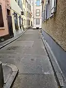 Tracé de la ruelle, étroite aux extrémités.