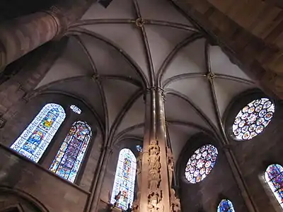 Le célèbre pilier des Anges de la cathédrale Notre-Dame de Strasbourg, relativement fin pour sa grande hauteur, soutient le point d'intersection de quatre voûtes sur croisée d'ogives du bras sud du transept, qui peuvent être considérées comme le perfectionnement des voûtes d'arêtes romanes.