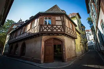 Maison d'angle, avec la rue de l'Ail à gauche et la rue du Puits à droite.