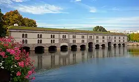 Barrage Vauban- rive droite (avant-poste, portions du mur fortifié), rive gauche (mur de jonction, bastion), écluse- parois du système fortifié de vannes d'eau