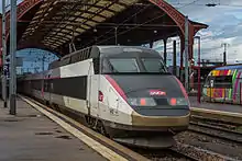 Un TGV, stationné à quai sous la halle métallique de la gare.