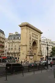 Côté est vu depuis le boulevard Saint-Denis.