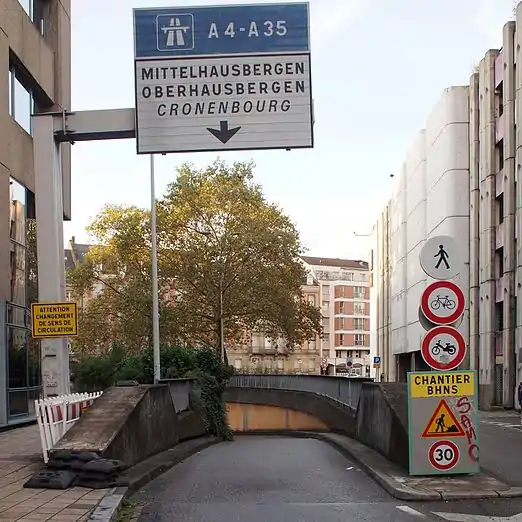 Au bout de la rue, la voie de droite et à gauche, l'entrée du tunnel routier Marais-Vert - Wodli