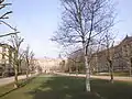 Le jardin de l'Université, à droite la faculté de psychologie, à gauche l'institut de physique.