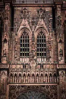 Clocher intégré dans la façade, cathédrale de Strasbourg.
