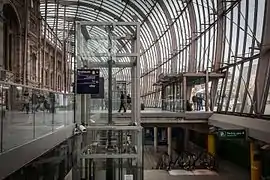 Accès à la station de tramway souterraine, à partir de la verrière.