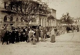 Marché aux puces le long de la rue Sébastopol, vers 1885. – Coll. Bibliothèque nationale et universitaire de Strasbourg.