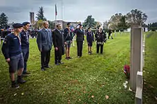 Le maire de Strasbourg, Roland Ries, se recueille sur la tombe du R.P. Jean-Baptiste Houchet, aumônier de la 2e DB. Toussaint 2013.