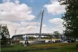 La passerelle vue de Strasbourg pendant les floralies 2004