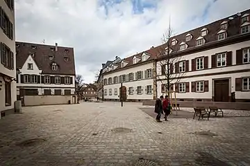 Accès à la place après les travaux de rénovation de 2013.