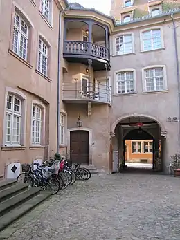 Hôtel de Rathsamhausenfaçades sur cour avec tourelles d'escalier, arcades, porte d'entrée