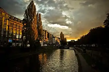 Le quai de Paris et plus loin le quai Désaix ainsi que le pont de Savernevus depuis le pont du Marché.