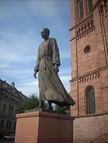 Le monument Charles de Foucauld, devant l'église Saint-Pierre-le-Jeune de Strasbourg.