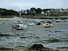 Bateaux échoués sur la grève à marée basse dans le port de Porspaul.