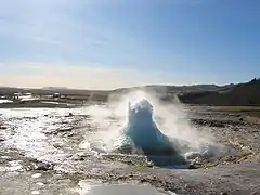 Le geyser Strokkur. Située sur la dorsale médio-atlantique, l'Islande est l'une des zones les plus géologiquement actives sur Terre.