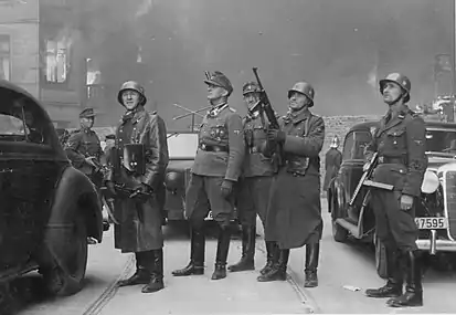 Stroop, au centre avec une casquette, pendant les combats destinés à réprimer le soulèvement du ghetto de Varsovie.