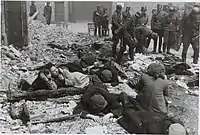 Photographie de Juifs abattus dans le ghetto de Varsovie en mai 1943, envoyée par J. Stroop à H. Himmler sous le titre : « Il n'y a plus de quartier juif à Varsovie ! »