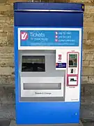 Distributeur automatique à la gare ferroviaire de Stroud, Angleterre, qui délivre notamment des tickets commandés et payés sur Internet.