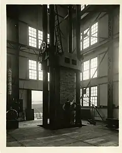La machine Olsen, un géant de la compression à la rupture, a été utilisée dans les laboratoires du National Bureau of Standards (NBS) à Pittsburgh pour des essais de destruction des piles et autres colonnes de maçonnerie.
