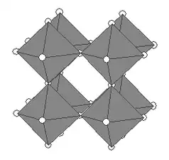 (IV) Structure pérovskite (le dessin montre 4 mailles élémentaires)