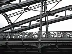 Détails des structures métalliques et décorations du viaduc d'Austerlitz.