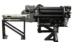 Le canon de 105 mm du M1128 MGS est alimenté par un barillet rotatif installé dans le fond du panier de sa tourelle.