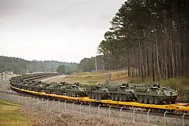 288 Strykers de la 1re Stryker Brigade Combat Team, 25e division d'infanterie américaine arrivent à Anniston Army Depot (en), 10 mars 2011.