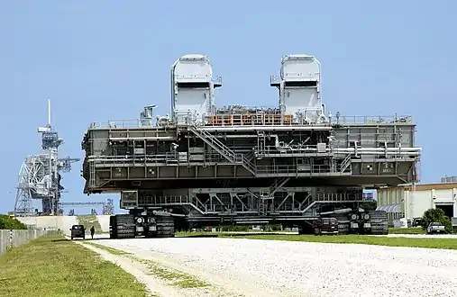 La table de lancement de la navette spatiale américaine (Mobile Launcher Platform - MLP) sur son transporteur crawler.