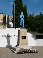 Poilu au repos (monument aux morts)