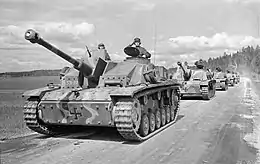 Sturmkanone 40 ou StuG IIIG (Sturmgeschütz III Ausf. G, "Sturmi"). Le 4 juin 1944 lors du défilé d'anniversaire du maréchal Mannerheim à Enso, en Finlande.