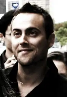 Stuart Townsend interprète Dr. Samuel Wainwright.