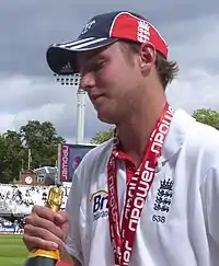 Stuart Broad célèbre la victoire de l'Angleterre lors d'un test-match contre l'Inde le 1er août 2011